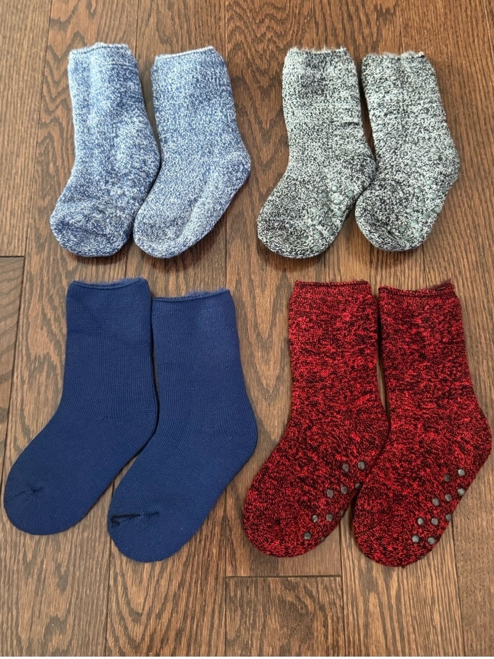 4 Pairs Kids Cozy Crew Socks with Non-Slip Grips Size Appox 6-11 (never worn)
